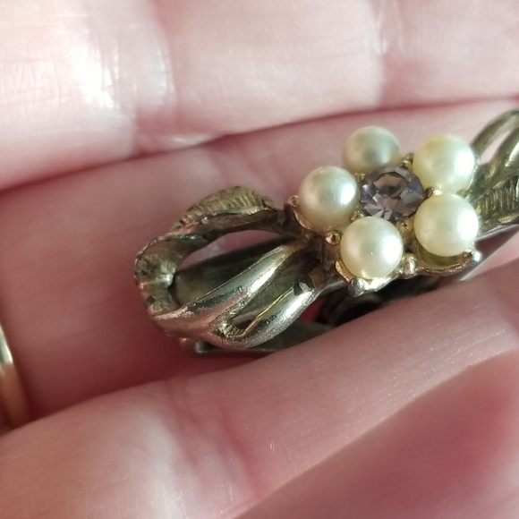 Relisted - Vintage clip brooch faux pearls gold tone - Picture 6 of 8